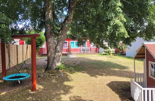 Joachimsthal House | Holiday Home 'Bungalow Blau 2 Schlafzimmer' with Private Terrace, Shared Garden and Wi-Fi