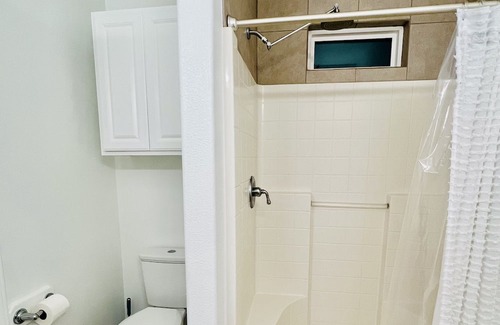 Corpus Christi House | Breezeway Upscale 3 Bedroom Close to Beach Townhouse with Garage/Pool sleeps 8