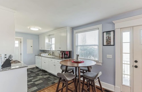 Woodbine House | Bluebird Bungalow – Chic 2 BDR Home in a Quiet Neighborhood! 10 Min to Downtown