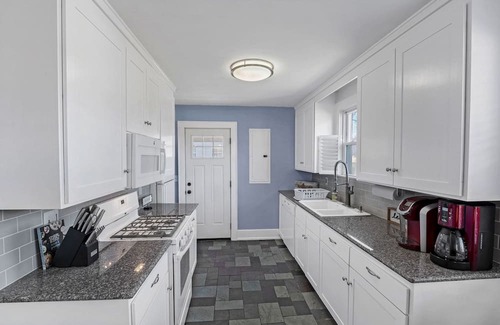 Woodbine House | Bluebird Bungalow – Chic 2 BDR Home in a Quiet Neighborhood! 10 Min to Downtown