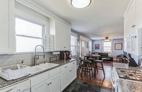 Woodbine House | Bluebird Bungalow – Chic 2 BDR Home in a Quiet Neighborhood! 10 Min to Downtown