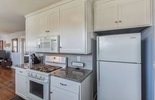 Woodbine House | Bluebird Bungalow – Chic 2 BDR Home in a Quiet Neighborhood! 10 Min to Downtown