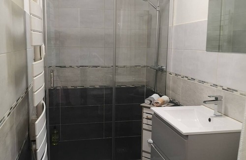Sechilienne Apartment | Studio Apartment "Spacieux Vue Montagne" with Mountain View, Balcony & Wi-Fi