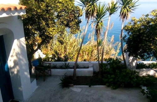 Evdilos House | Bella Vista GuesthousenCosy studio apt. w/sea view, front yard,10' to Evdilos