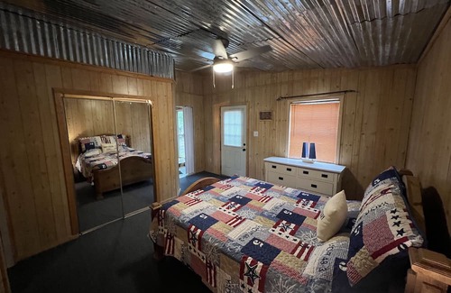 Higden Cabin | Cozy cabin near Greers Ferry Lake!