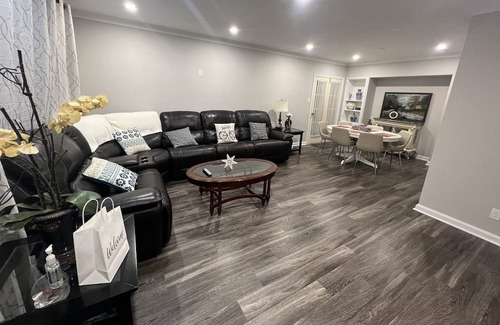 Midtown Toronto House | No stairs / Renovated 3-Bedroom free Wifi,Parking