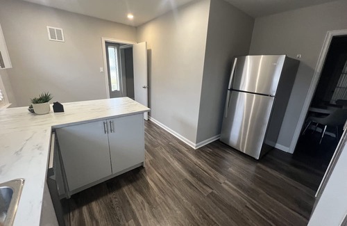 Midtown Toronto House | No stairs / Renovated 3-Bedroom free Wifi,Parking