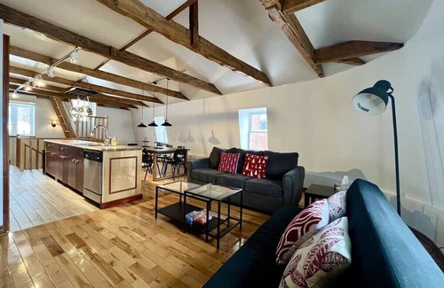 Saint-Jean-Baptiste Apartment | Nice condo with mezzanine floor and terrace.