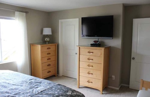 Mill Creek House | Spacious 4-bedroom house with WiFi and AC in brilliant Mill Creek