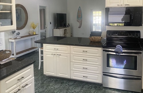 East Naples House | Cozy Keys style home with direct Gulf access! Minutes to downtown & the beach.