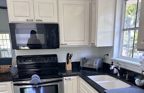 East Naples House | Cozy Keys style home with direct Gulf access! Minutes to downtown & the beach.