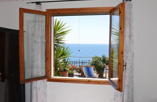 Piani-Ciapin Apartment | Comfortable vacation apartment with large dream terrace, directly by the sea