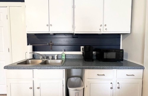 Durant Apartment | Cozy studio with all the comforts of home bordering downtown Durant