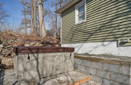 Hopatcong Cottage | Couple's weekend or vacation with kids near the biggest Lake in New Jersey.