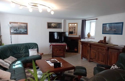 Garlan House | Holiday Home 'Gite De Kerroyal Ty - Anna' with Private Terrace and Wi-Fi