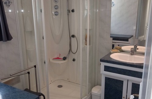 Garlan House | Holiday Home 'Gite De Kerroyal Ty - Anna' with Private Terrace and Wi-Fi