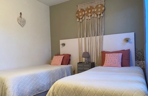 Saint-Morillon House | Vacation Home "Gite D'ici Et D'Ailleurs" with Shared Heated Pool, Private Terrace & Wi-Fi