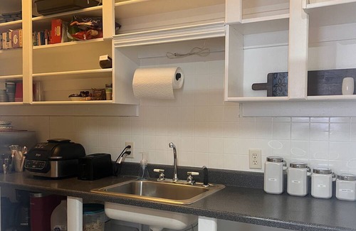 Milford House | Large fully furnished corporate housing. Centrally located, plenty of parking.