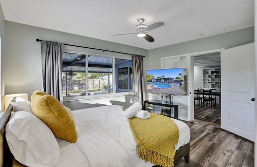 Oakland Park Villa | Spacious 5BDR villa with Pool, BBQ, Tennis Table, Air Hockey