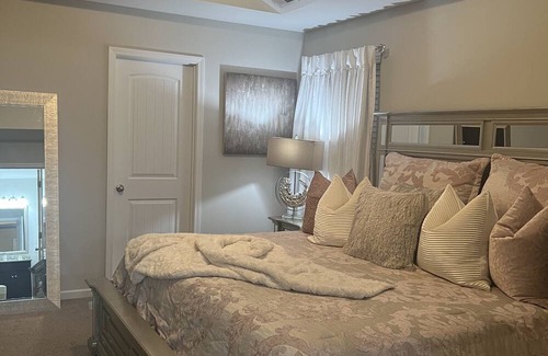 Blythewood House | A Spacious Cozy & Chic Home Away From Home