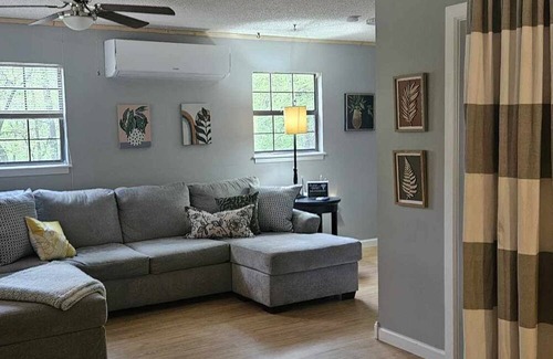 Royal House | Cute Cabin Feel, minutes from Lake Quachita