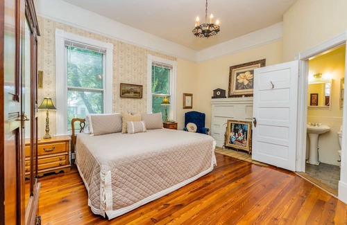 Senoia House | Welcome to the Famous, Award Winning VERANDA HISTORIC INN Senoia, GA