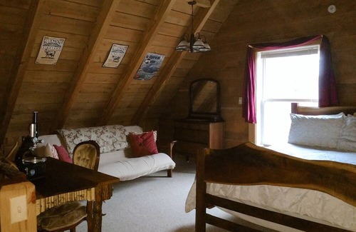 Vesta Cabin | Appalachian-style log cabin with amazing Dan River views - dog-friendly