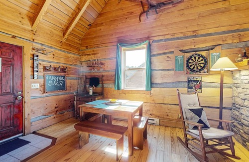Vesta Cabin | Appalachian-style log cabin with amazing Dan River views - dog-friendly