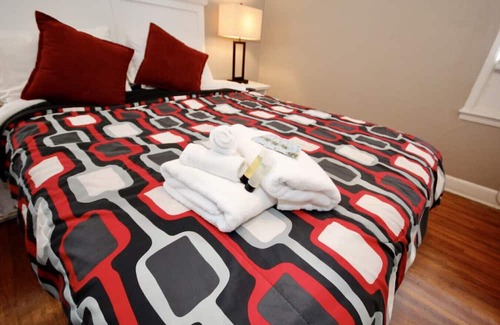 Lenox House | Hip Trendy Midtown Walk2 Overton