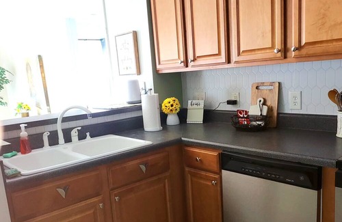 Greenville Condo | Cozy, light-filled fully furnished condo with pool.