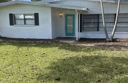 Florida Ridge House | Charming home with plenty of parking close to shopping and beaches.