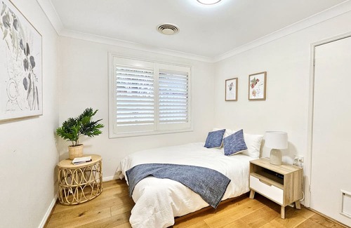 Ryde Villa | Cosy 3BR House with Garden, 7 mins drive to Macquarie Centre, 5 stars on AirB&B