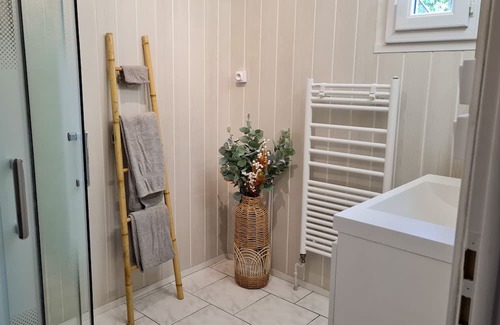 Marmagne House | Maison 2 Chambres et Jardin - Décorée Avec la Thématique Retour Vers le Futur