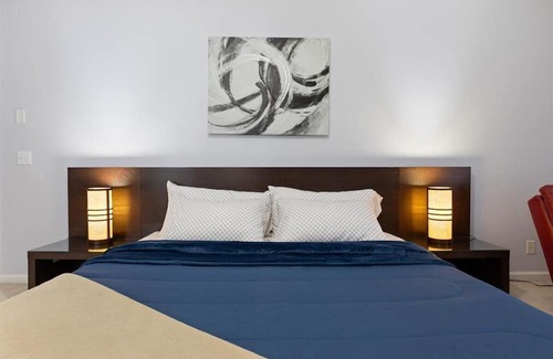 Bellevue House | Cozy 1-bedroom- SHARED in the house in peaceful Bellevue