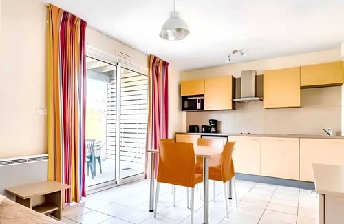 Chaveignes House | Homerez - Beautiful house for 6 ppl. with shared pool and terrace at Chaveignes