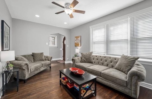 The Southampton House | Blair's Amazing House Sleeps 10 - 5 Beds - 2 Bath