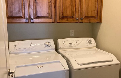 Logan House | Luxury 5 Bedroom Townhouse! Great location just off of Main Street!