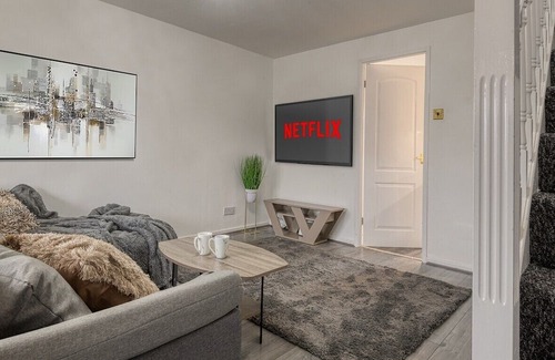 Radcliffe House | Large cosy house w/driveway 7pax