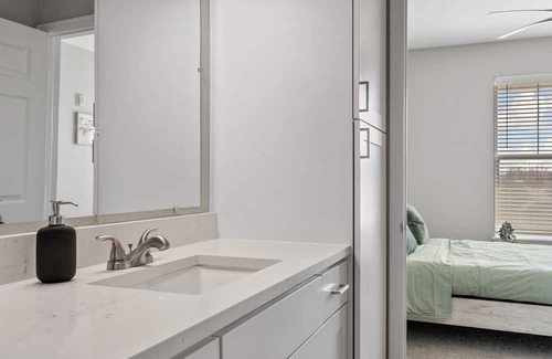 Englewood Apartment | Adorable 1BR Englewood Apartment w/Pool & Hot Tub