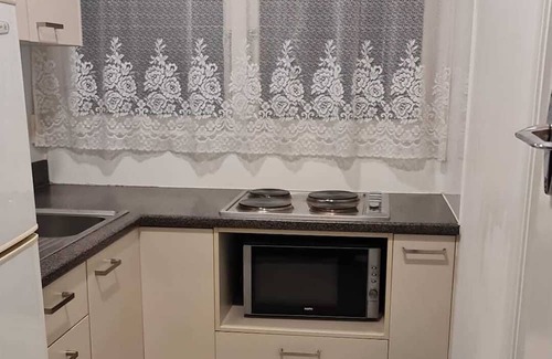 Mount Eden Apartment | Sunlit Self-Contained Studio in Epsom - Couples Welcome!