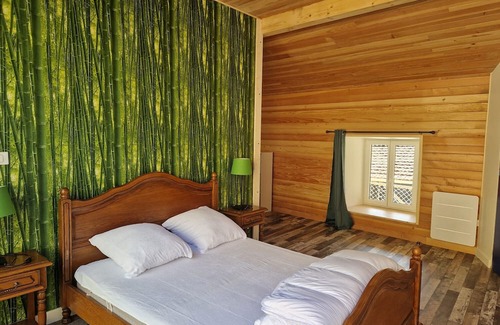 Vollore-Ville House | Holiday Home 'Gîte Des Catalpas' with Private Terrace, Private Garden and Wi-Fi