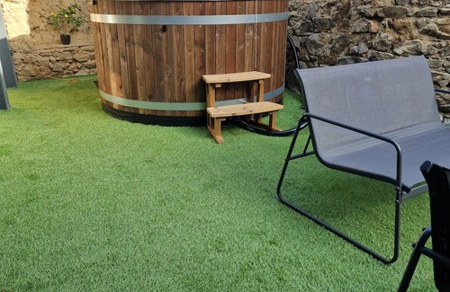 Vollore-Ville House | Holiday Home 'Gîte Des Catalpas' with Private Terrace, Private Garden and Wi-Fi