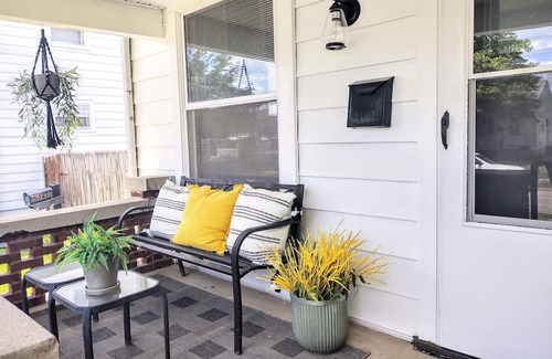 Kettering House | Cozy Retro Modern Duplex in a central location in Dayton, Ohio