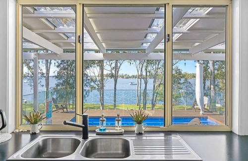 Brightwaters House | Paradise Lodge Brightwaters - Waterfront