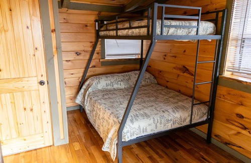 Stanton Cabin | Suspended SkyView Cabin Near RRG