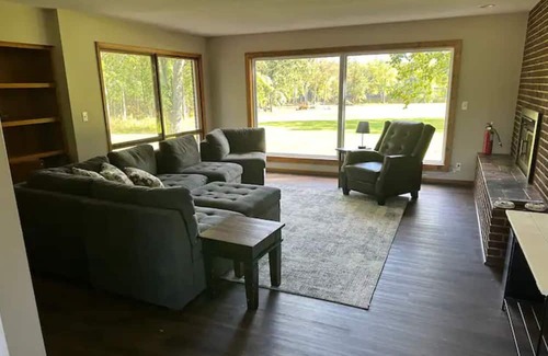 Walker House | Cozy spacious house with spectacular views of the Grand River