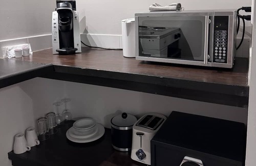 Coal Harbour Apartment | Savor the elegance of a classic escape in our vintage-style hotel!
