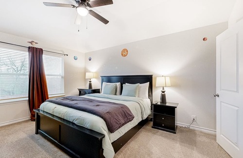 Medina Valley House | Dog-friendly single-level retreat with pool access, large yard, washer/dryer, AC
