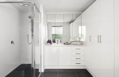Collingwood House | Hip, 2 bedder w amazing courtyard. Be in the midst of the action