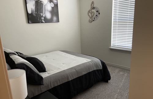 Central Oklahoma City House | New Cozy 3 Bdrm House w/game area - 8 mins to Bricktown and Midtown